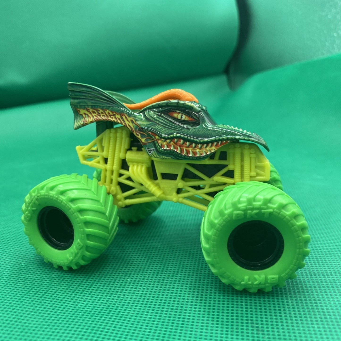 Monster Jam Dragon Truck Green tires yellow cage 1:64