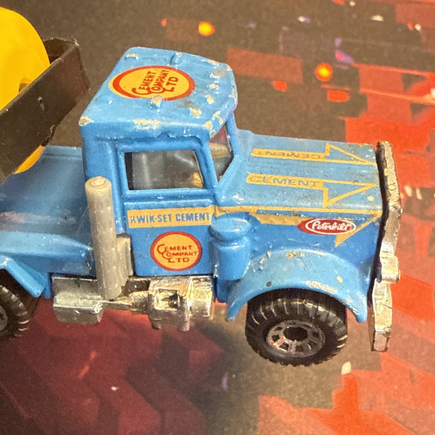 Matchbox Peterbilt 1981 Diecast Cement Truck Concrete Mixer Blue Yellow 1:80