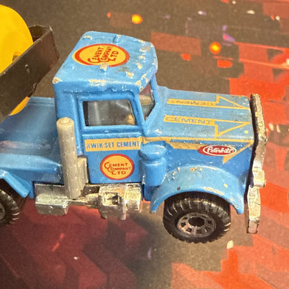 Matchbox Peterbilt 1981 Diecast Cement Truck Concrete Mixer Blue Yellow 1:80