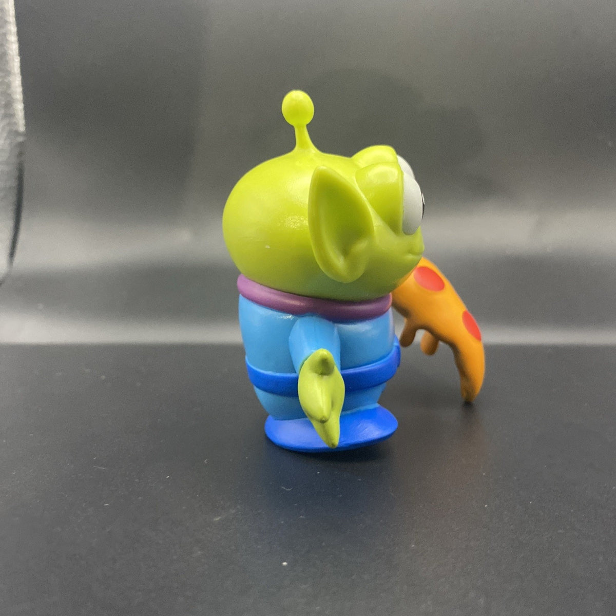 Disney/pixar Toy Story 3 Three Eyed Alien Action Figure Holding Pizza Blind Box.