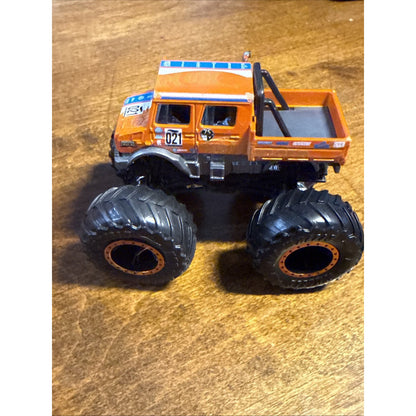 Hotwheels Monster Trucks Mercedes Benz Unimog Orange 1:64.