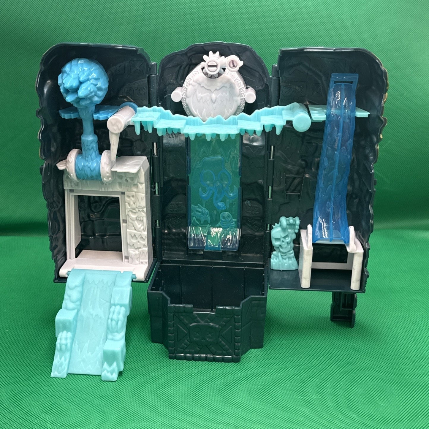 Treasure X Lost Lands Skull Island Frost Tower Fold Up Micro Playset Toy Moose