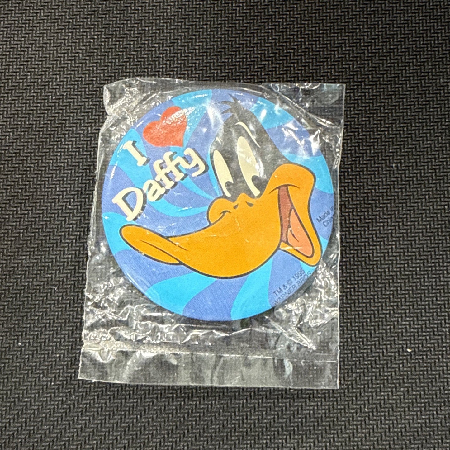 Daffy Duck Button 1995 Looney Tunes Safety Pin Back Vintage mq NEW SEALED WB mq - toyscardscomics