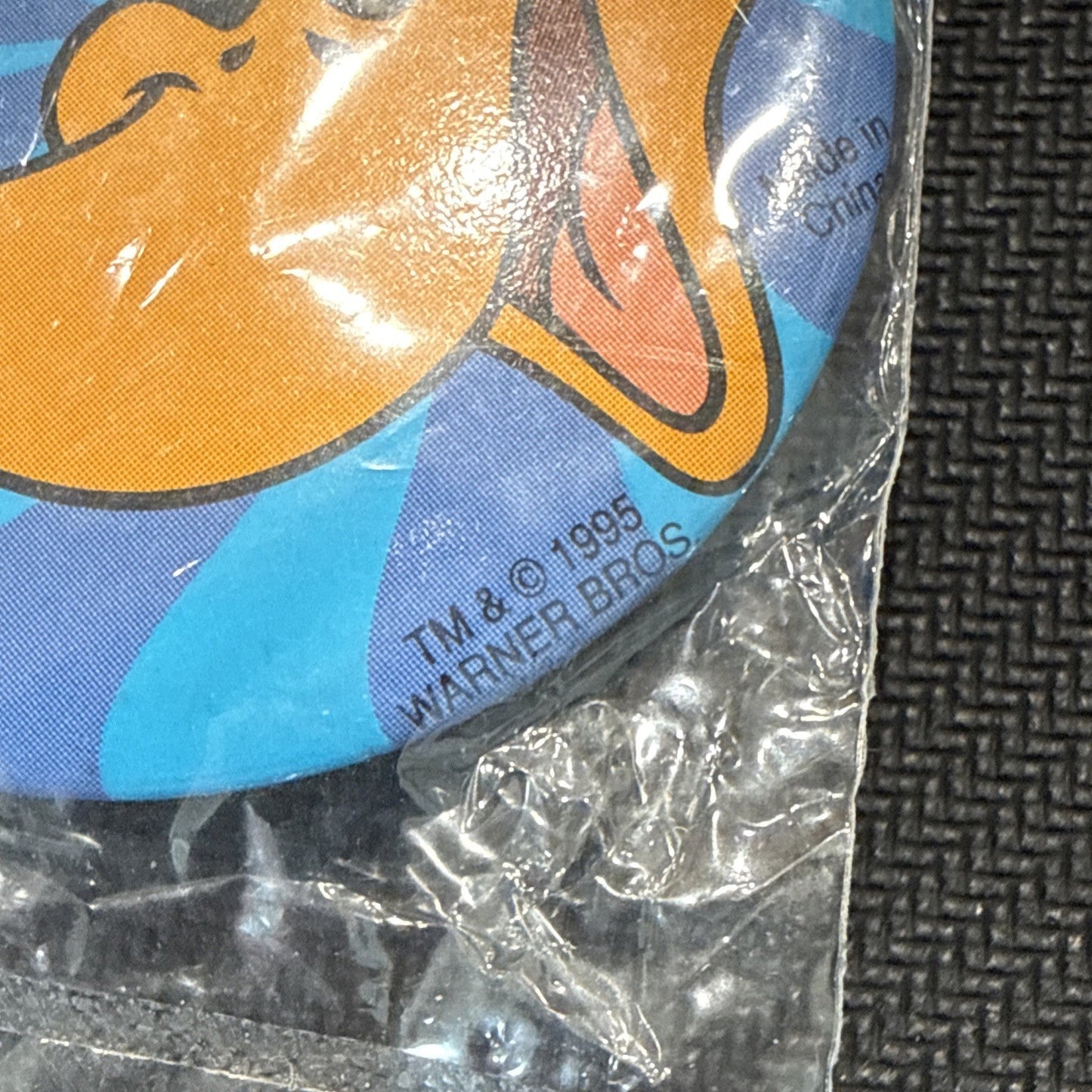 Daffy Duck Button 1995 Looney Tunes Safety Pin Back Vintage mq NEW SEALED WB mq - toyscardscomics