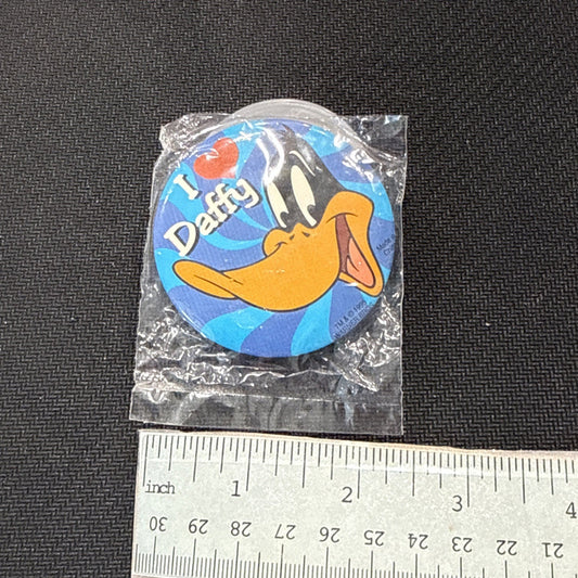 Daffy Duck Button 1995 Looney Tunes Safety Pin Back Vintage mq NEW SEALED WB mq - toyscardscomics