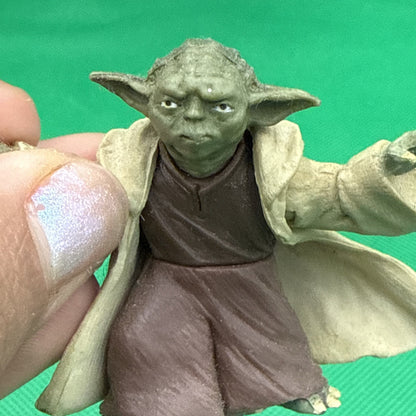 Hasbro YODA STAR WARS MINI 2”ACTION FIGURE PLASTIC TOY (PRE-OWNED)