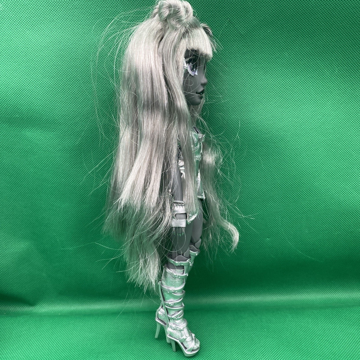 MGA Rainbow High Shadow High Luna Madison Fashion Doll Silver Grey