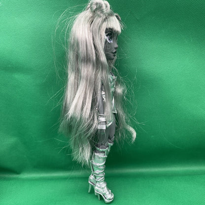 MGA Rainbow High Shadow High Luna Madison Fashion Doll Silver Grey