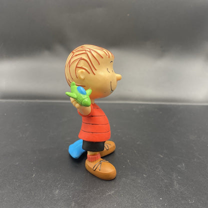 Linus van Pelt with Blanket and Plane Peanuts 3" PVC Figure Just Play