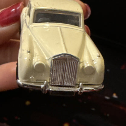 1985 Matchbox White Rolls Royce Silver Cloud, Made in Macau, 1:69 scale Diecast