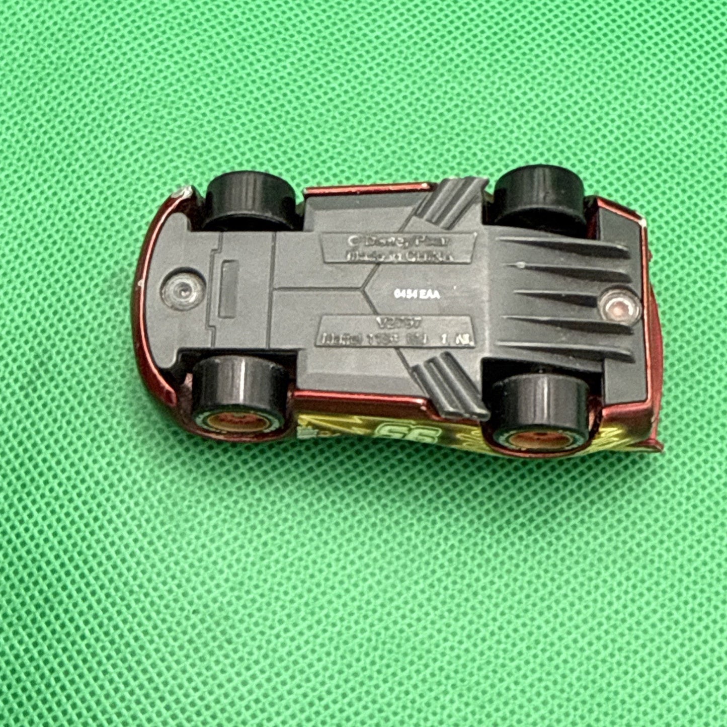 Disney / Pixar Cars ( Lightning McQueen ) -Neon Racers Exclusive Metallic Deco