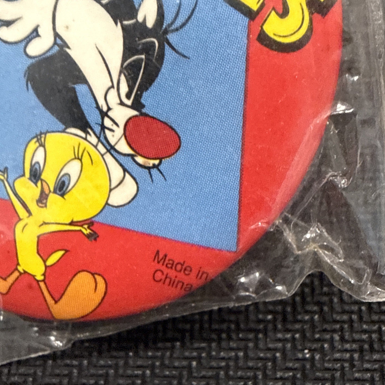 I❤️ Looney Tunes Vintage 1990’s Kids Looney Tunes Safety Pin Back Button - toyscardscomics