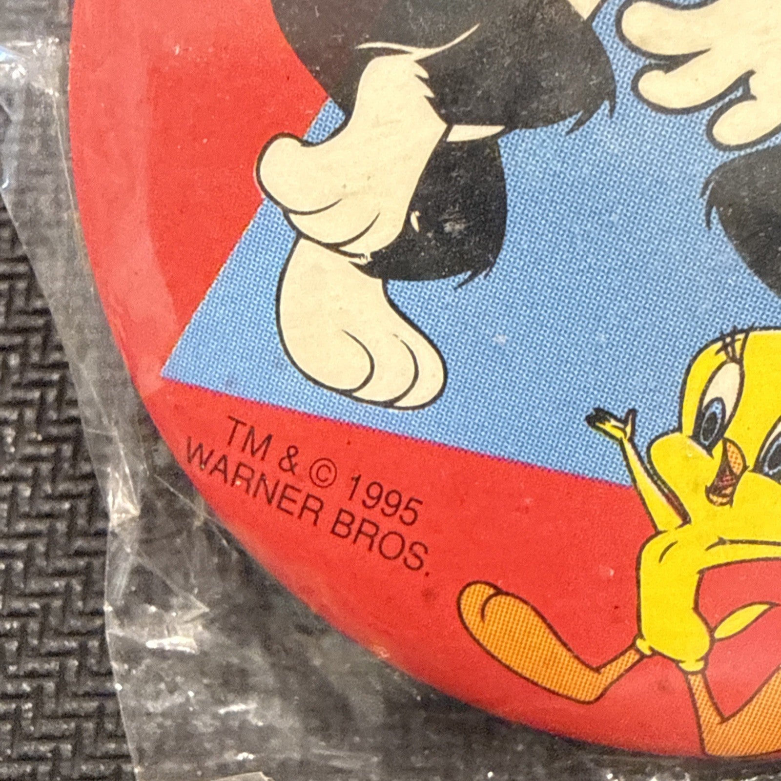 I❤️ Looney Tunes Vintage 1990’s Kids Looney Tunes Safety Pin Back Button - toyscardscomics