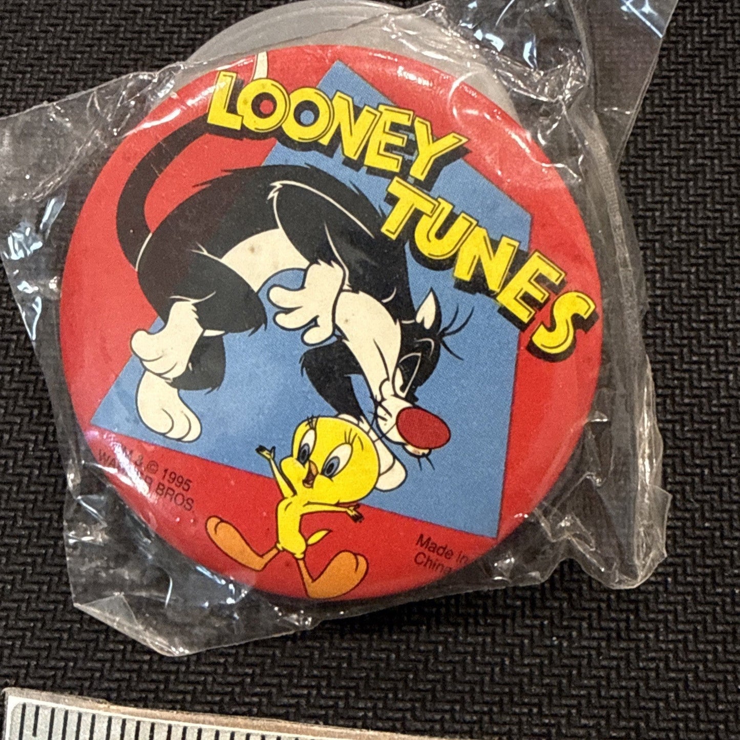 I❤️ Looney Tunes Vintage 1990’s Kids Looney Tunes Safety Pin Back Button - toyscardscomics