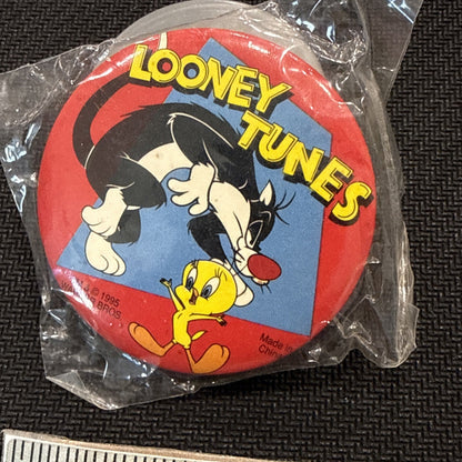 I❤️ Looney Tunes Vintage 1990’s Kids Looney Tunes Safety Pin Back Button - toyscardscomics