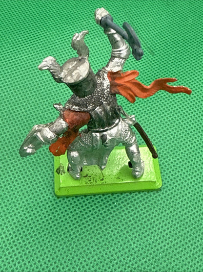 Medieval KNIGHT 5 metallic base BRITAINS deetail ENGLAND 1971 toy soldier - toyscardscomics