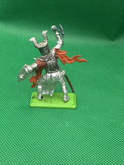 Medieval KNIGHT 5 metallic base BRITAINS deetail ENGLAND 1971 toy soldier - toyscardscomics