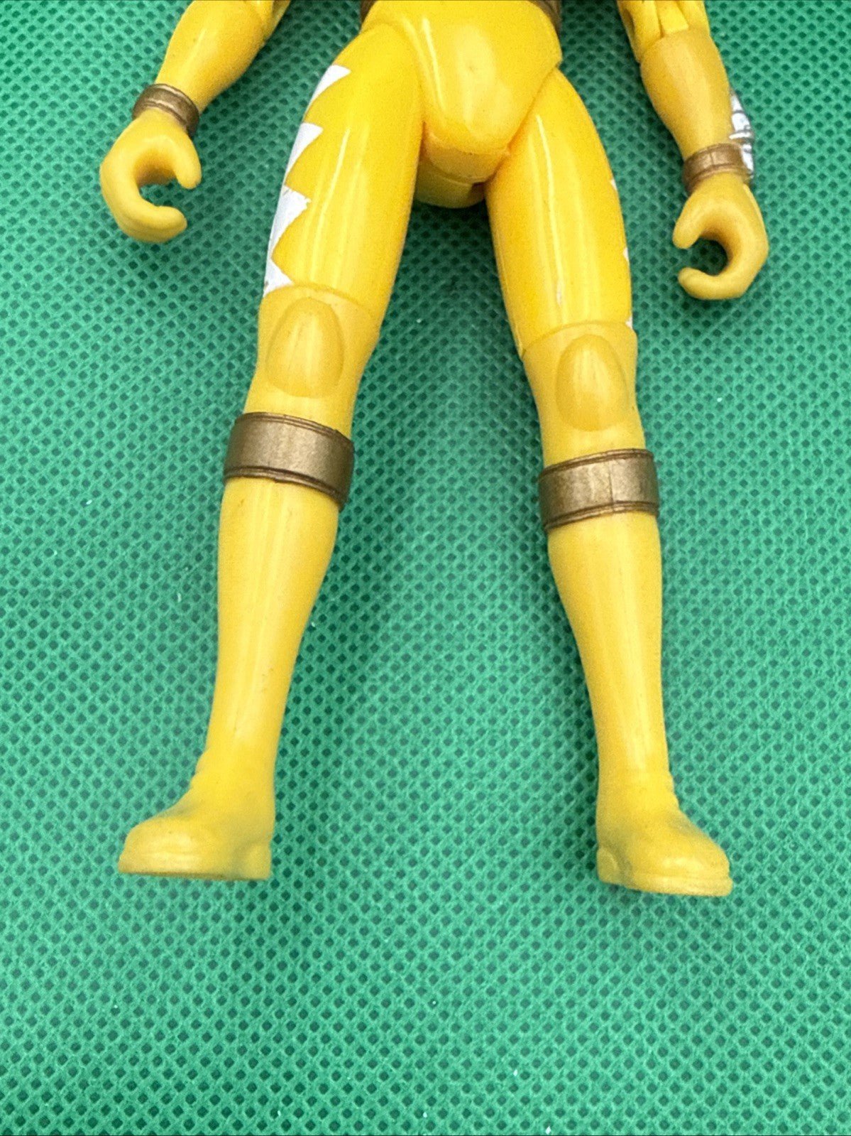 Power Rangers 6” Yellow Power Ranger 2003 Bandai - toyscardscomics