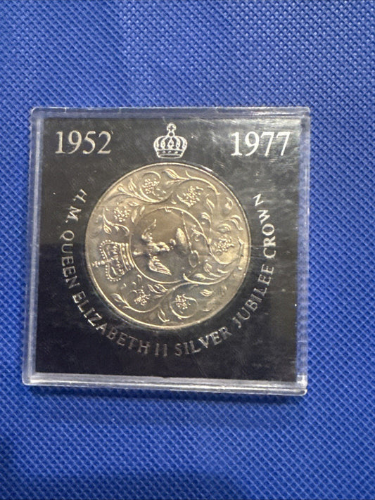 Queen Elizabeth II Silver jubilee Crown 1952 - 1977 - toyscardscomics