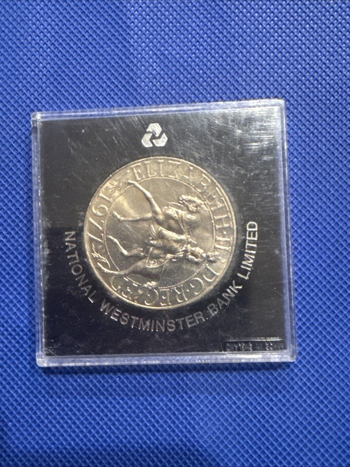 Queen Elizabeth II Silver jubilee Crown 1952 - 1977 - toyscardscomics