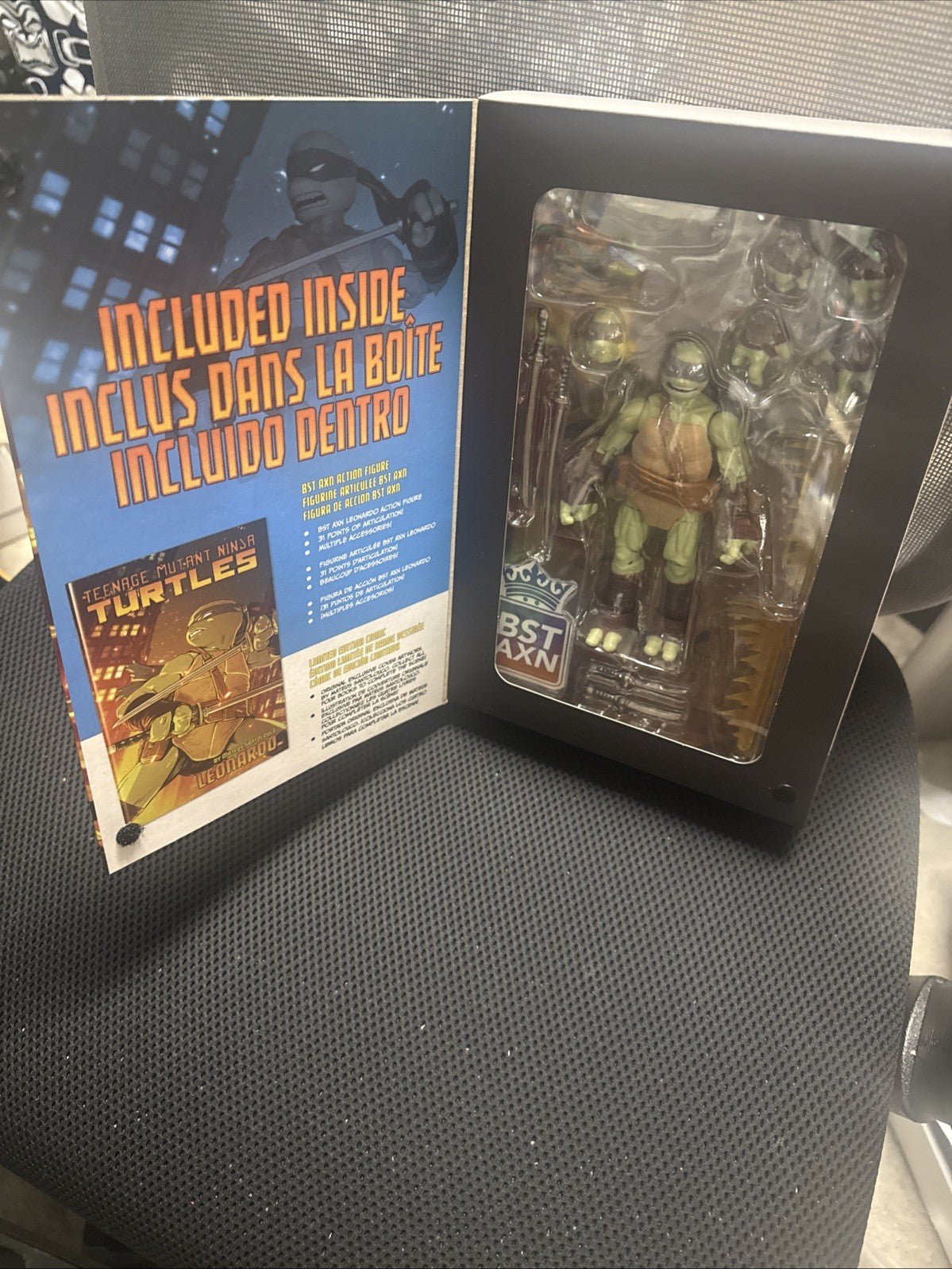 TEENAGE MUTANT NINJA TURTLES LEONARDO COMIC BOOK + ACTION FIGURE - toyscardscomics