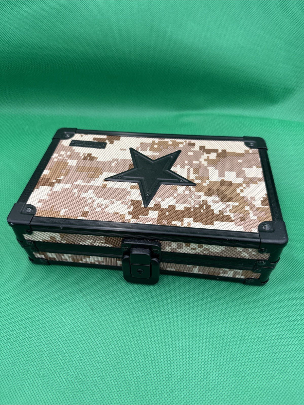 Vaultz Star Camo Box - toyscardscomics