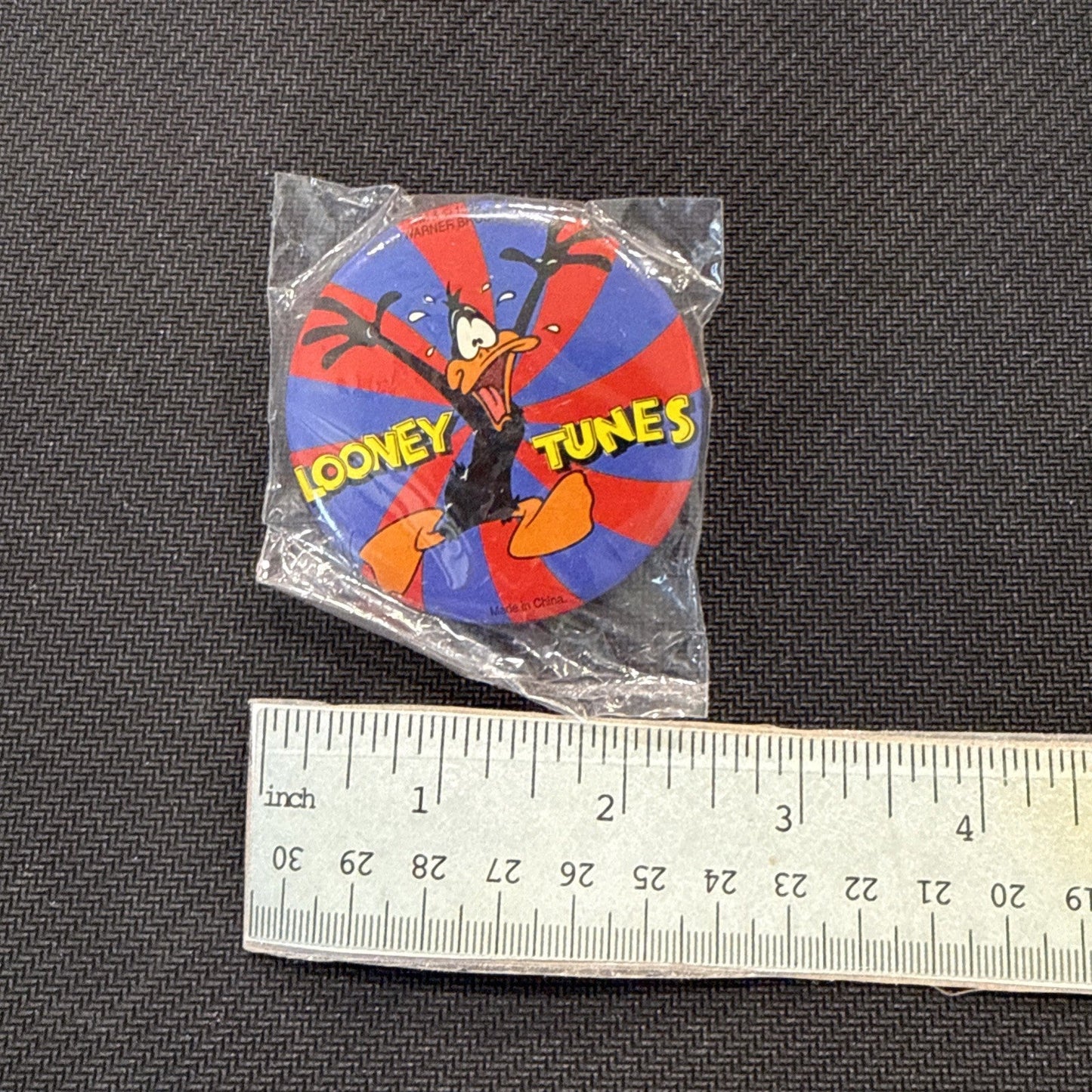 Vintage 1990s 🤩 Looney Tunes Pin, Daffy Duck, Unopened in Package!🎁 - toyscardscomics