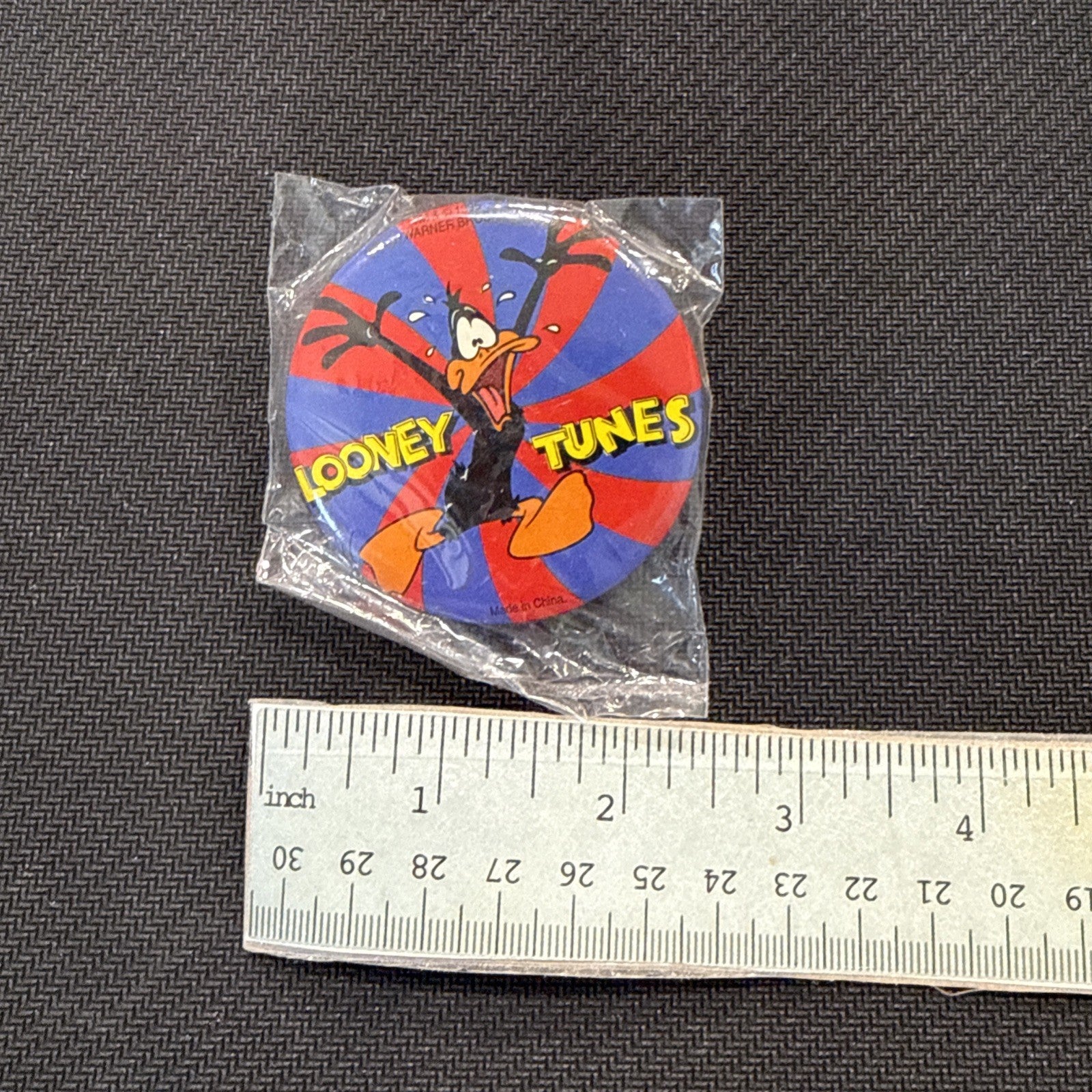 Vintage 1990s 🤩 Looney Tunes Pin, Daffy Duck, Unopened in Package!🎁 - toyscardscomics