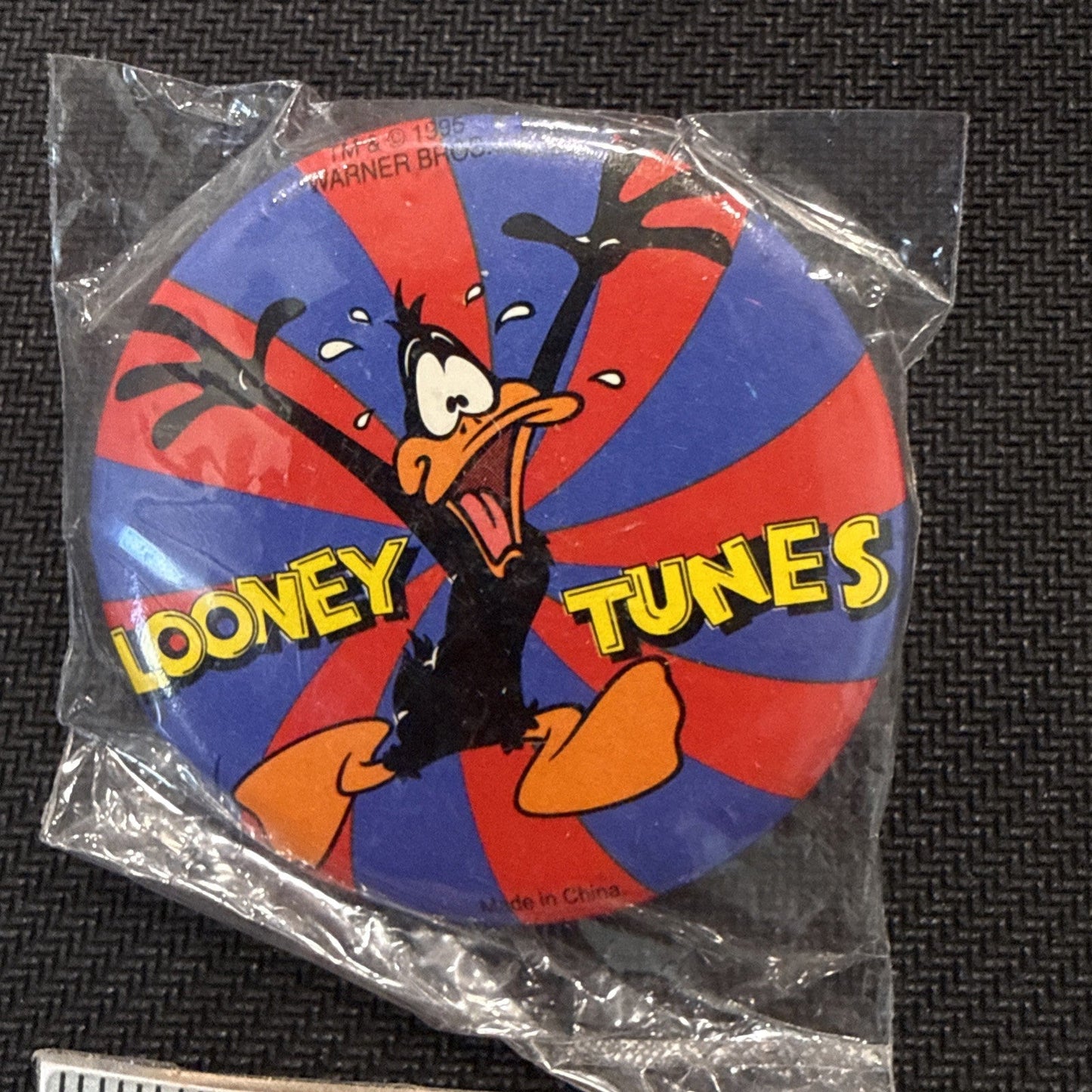 Vintage 1990s 🤩 Looney Tunes Pin, Daffy Duck, Unopened in Package!🎁 - toyscardscomics