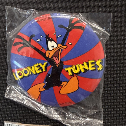 Vintage 1990s 🤩 Looney Tunes Pin, Daffy Duck, Unopened in Package!🎁 - toyscardscomics
