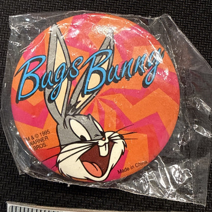 Vintage 1995 Looney Tunes Pin Back, Bugs Bunny, Unopened in Package! - toyscardscomics