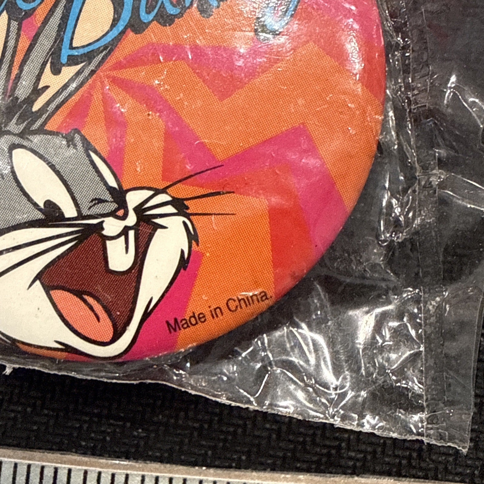 Vintage 1995 Looney Tunes Pin Back, Bugs Bunny, Unopened in Package! - toyscardscomics