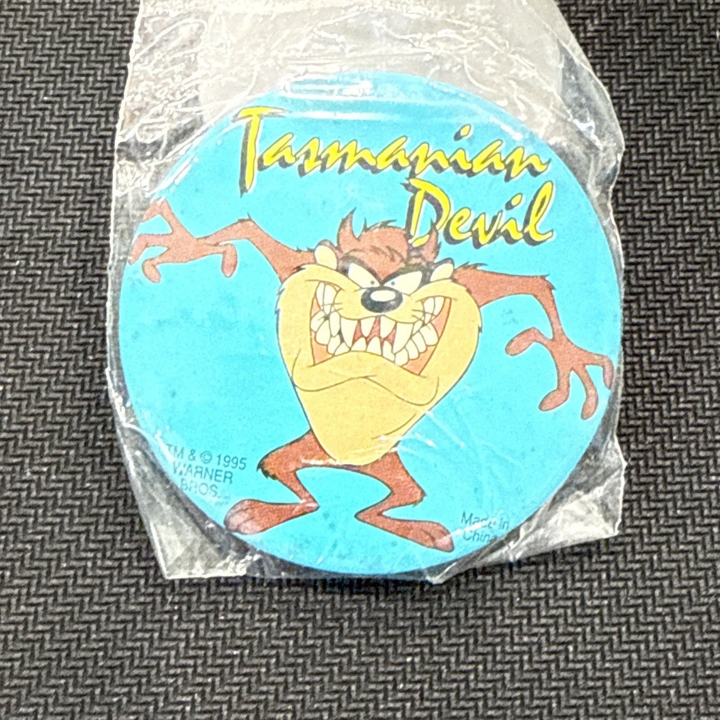 Vintage 1995 WB Looney Tunes Tasmanian Devil Safety Pin Back Button NEW mq - toyscardscomics