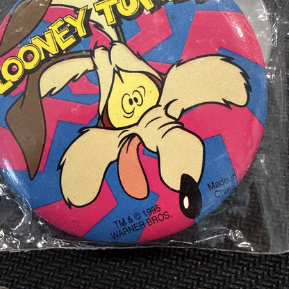 Vtg Wylie Coyote Looney Tunes WB Warner Brothers Button Pin New NOS Sealed 1995 - toyscardscomics