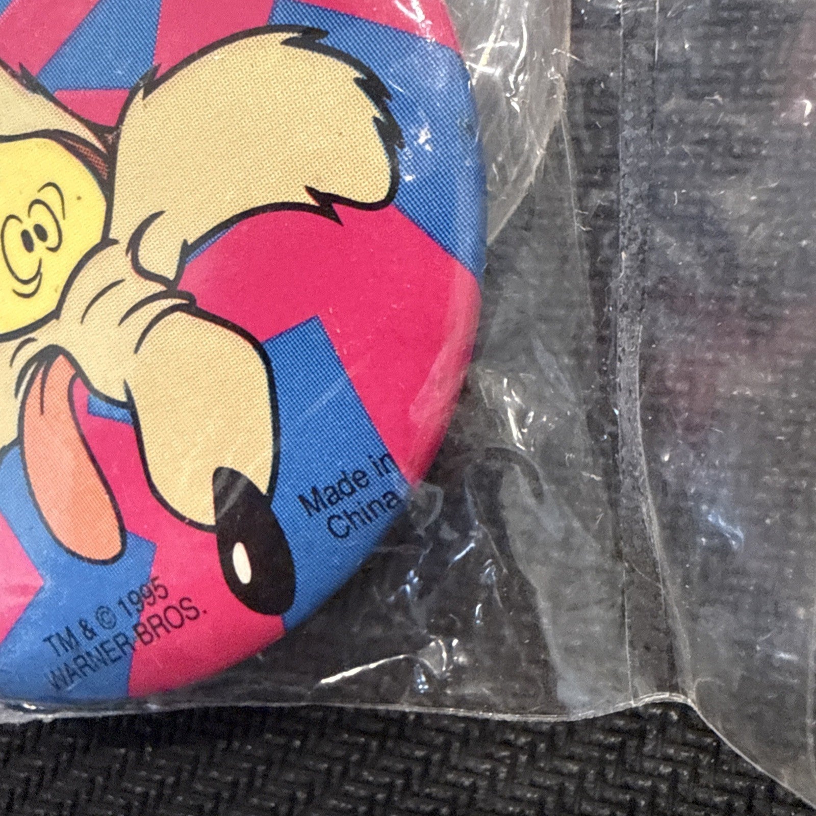 Vtg Wylie Coyote Looney Tunes WB Warner Brothers Button Pin New NOS Sealed 1995 - toyscardscomics