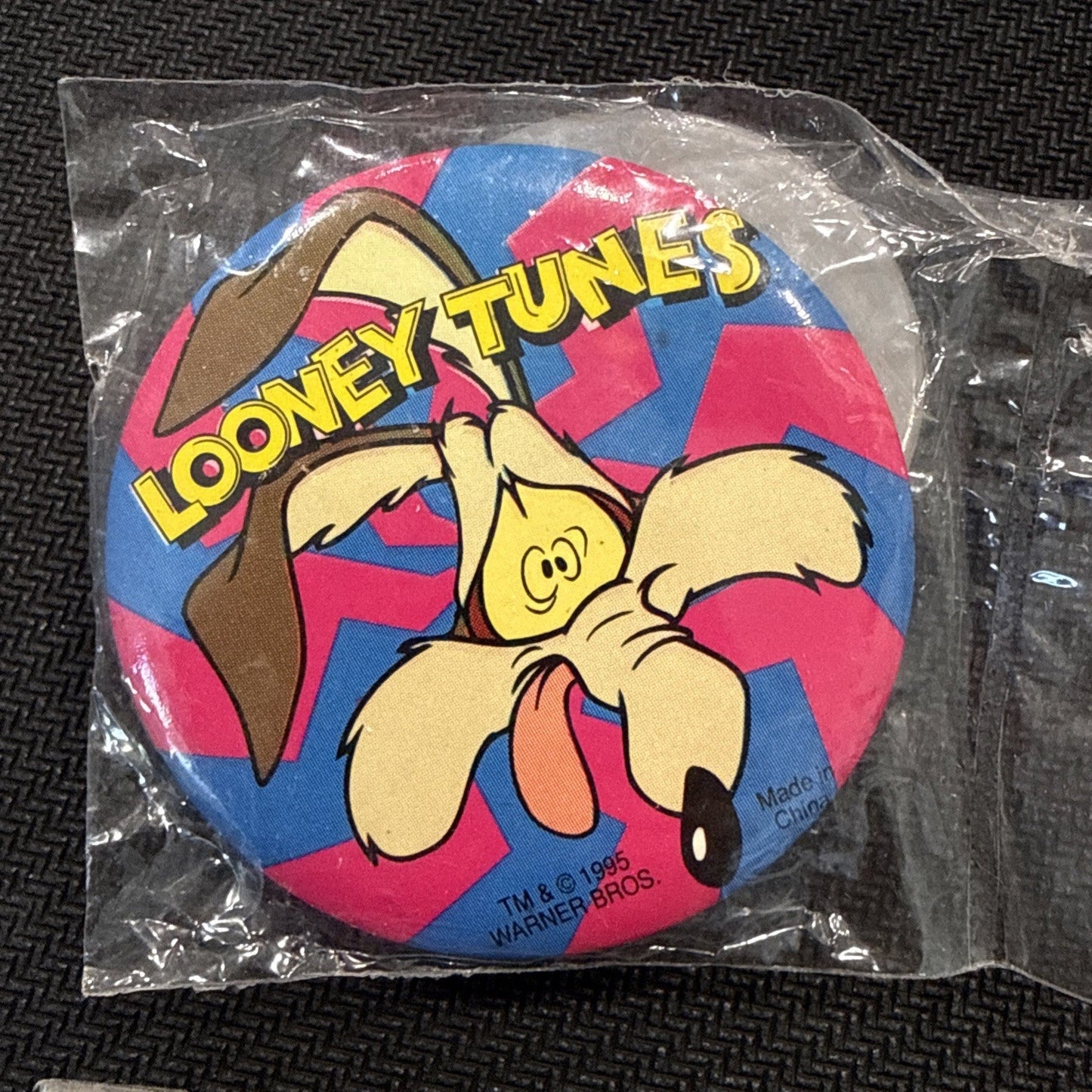 Vtg Wylie Coyote Looney Tunes WB Warner Brothers Button Pin New NOS Sealed 1995 - toyscardscomics