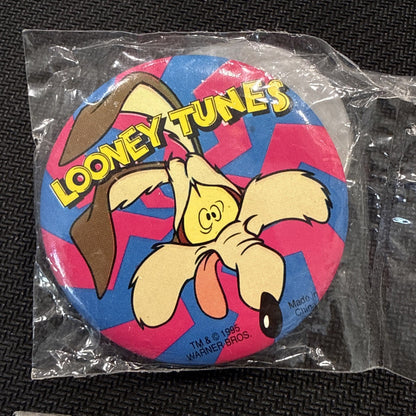 Vtg Wylie Coyote Looney Tunes WB Warner Brothers Button Pin New NOS Sealed 1995 - toyscardscomics