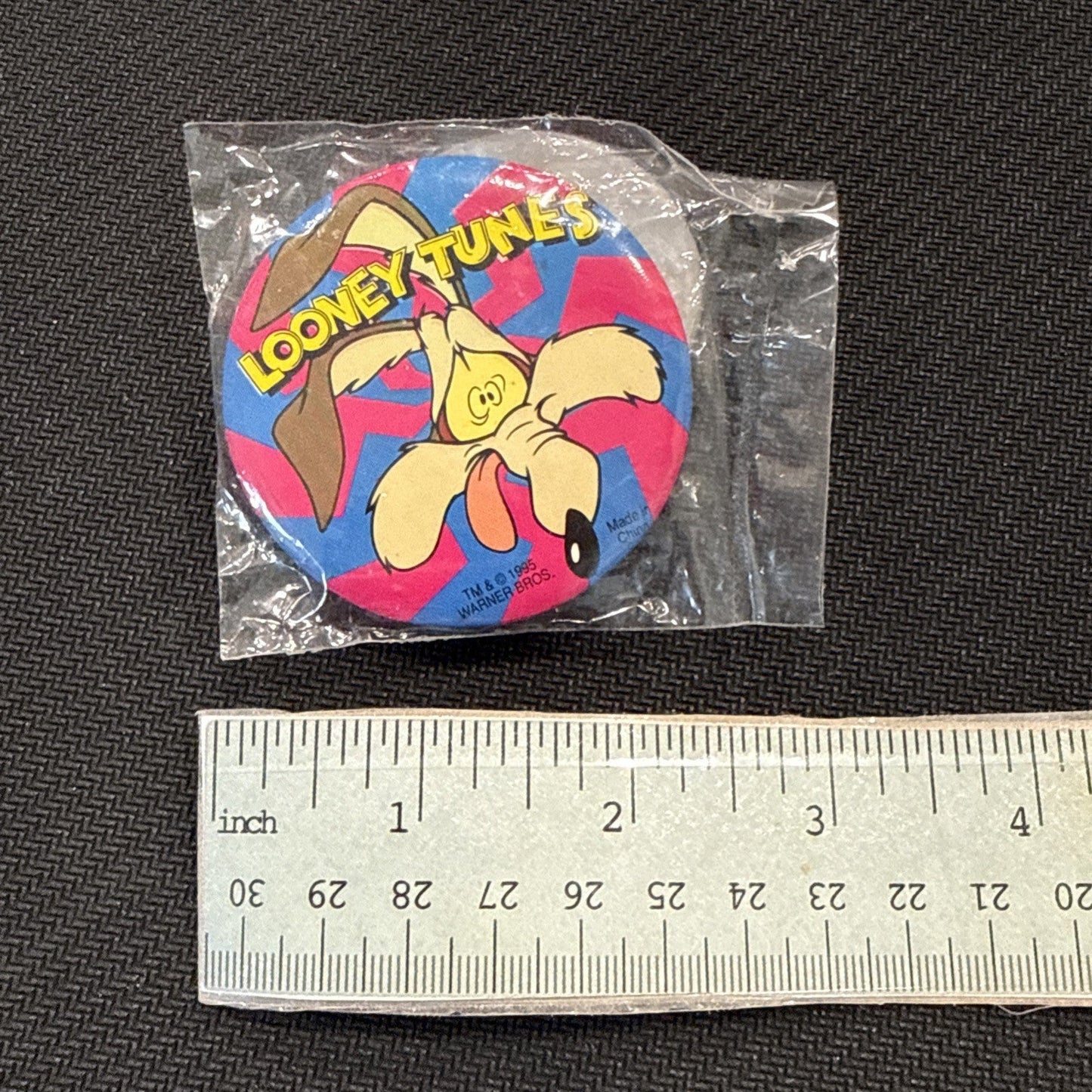Vtg Wylie Coyote Looney Tunes WB Warner Brothers Button Pin New NOS Sealed 1995 - toyscardscomics