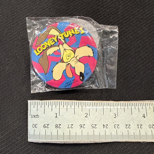 Vtg Wylie Coyote Looney Tunes WB Warner Brothers Button Pin New NOS Sealed 1995 - toyscardscomics