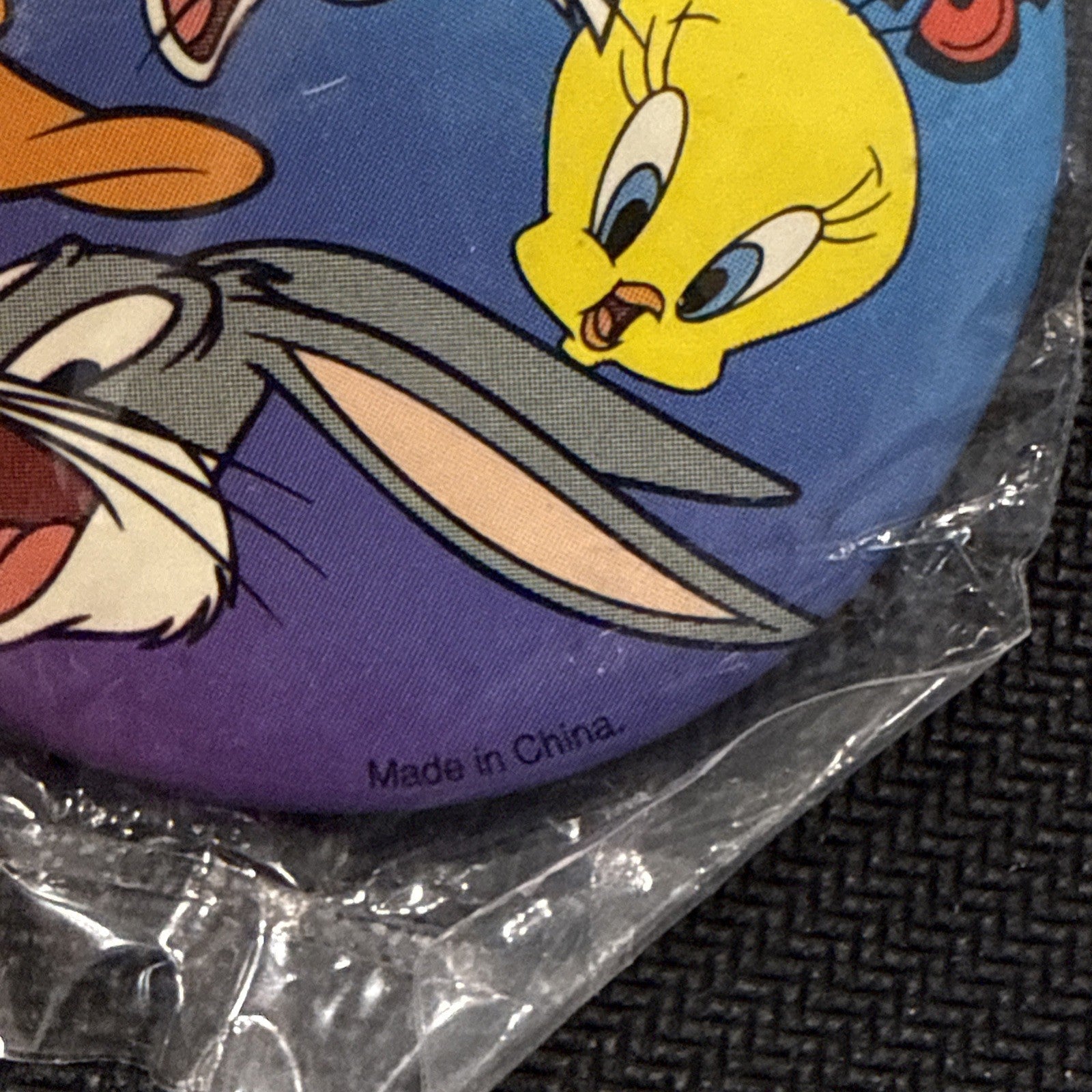 Warner Bros Looney Tunes Vintage Tweety, Daffy, Bugs, Sylvester Button Pin NEW - toyscardscomics