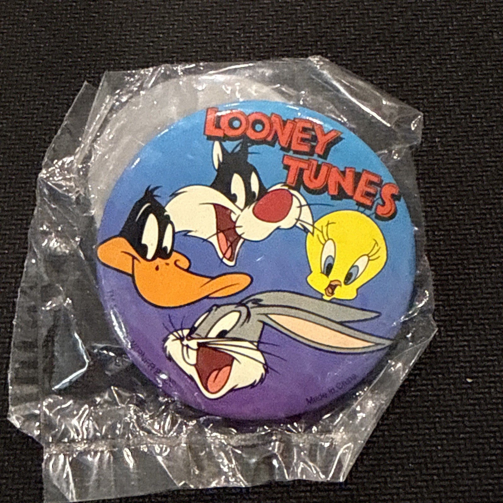 Warner Bros Looney Tunes Vintage Tweety, Daffy, Bugs, Sylvester Button Pin NEW - toyscardscomics